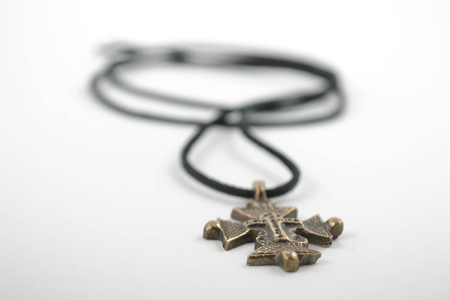 Croix pectorale en bronze sans crucifix avec cordelette noire faite main photo 5
