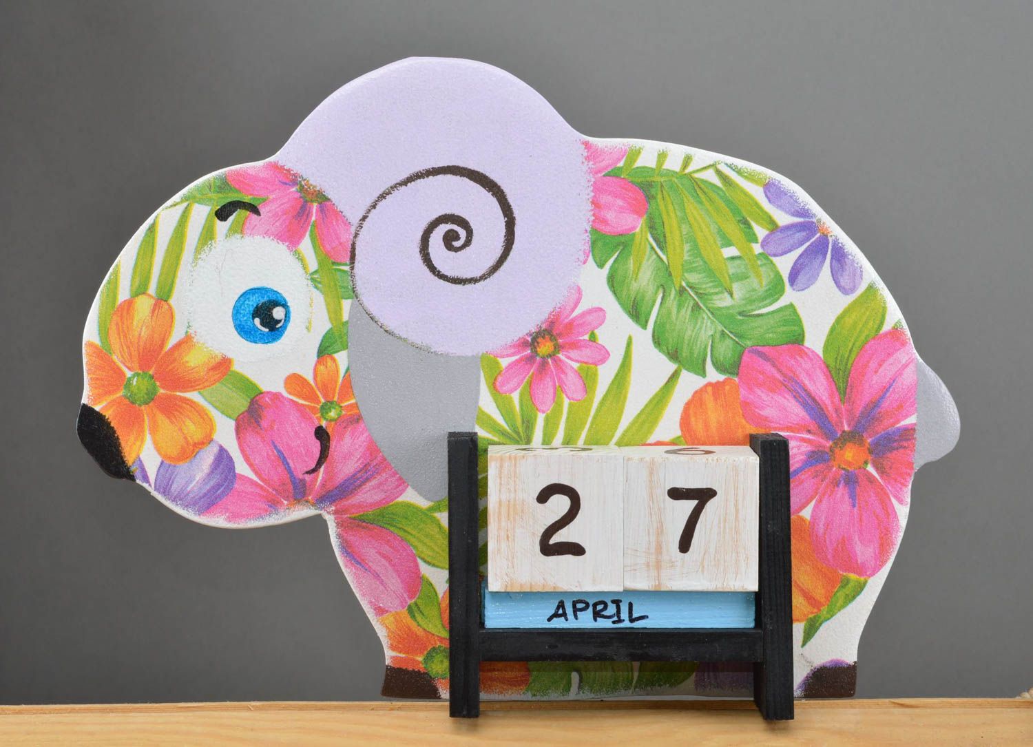 Детский календарь в виде барашка из фанеры декупаж в красивых цветах хэнд мэйд фото 2