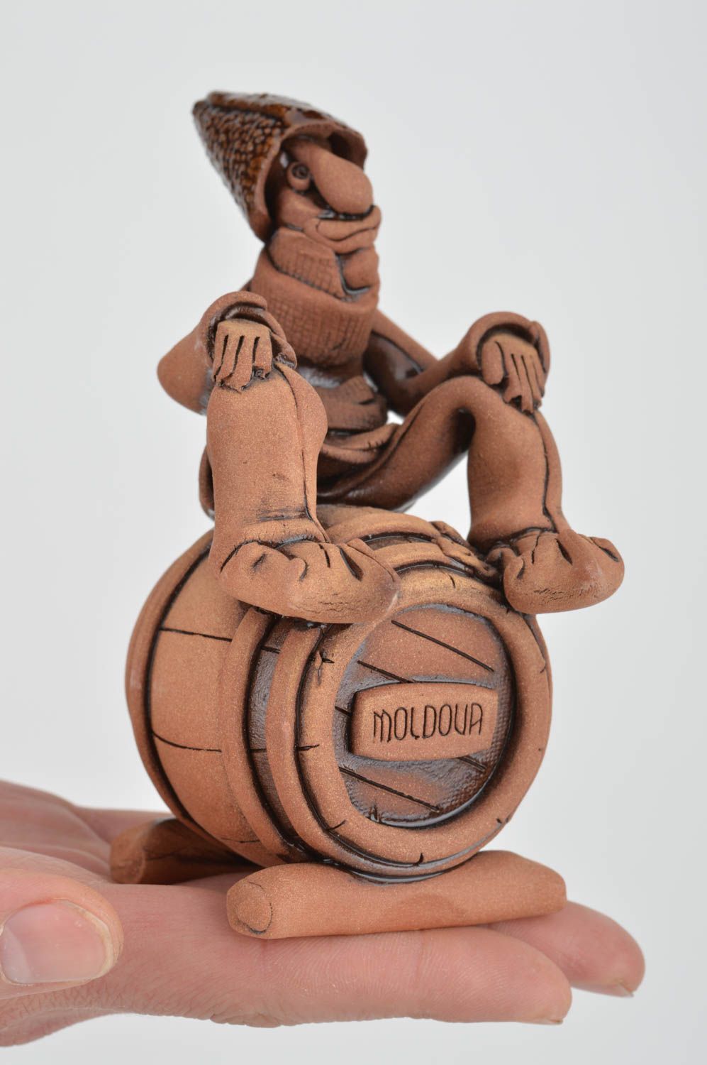 Keramik Deko handmade Figur aus Ton Tischdeko Ideen künstlerisch Weinbauer foto 3