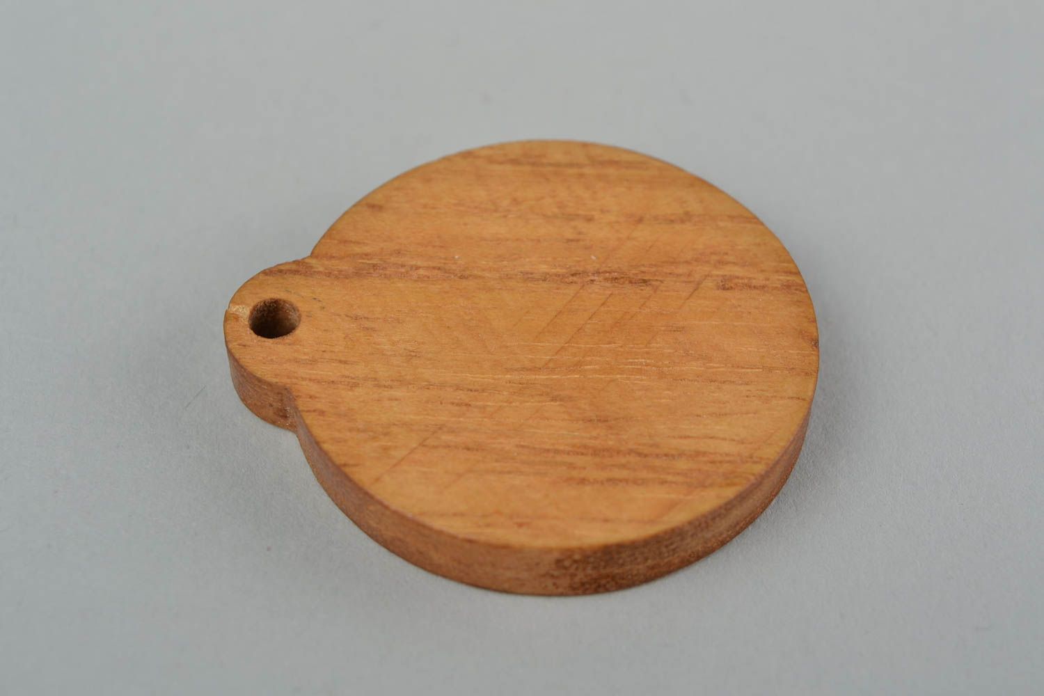 Pendentif porte-bonheur en bois naturel rond accessoire fait main Croix de Lada photo 5