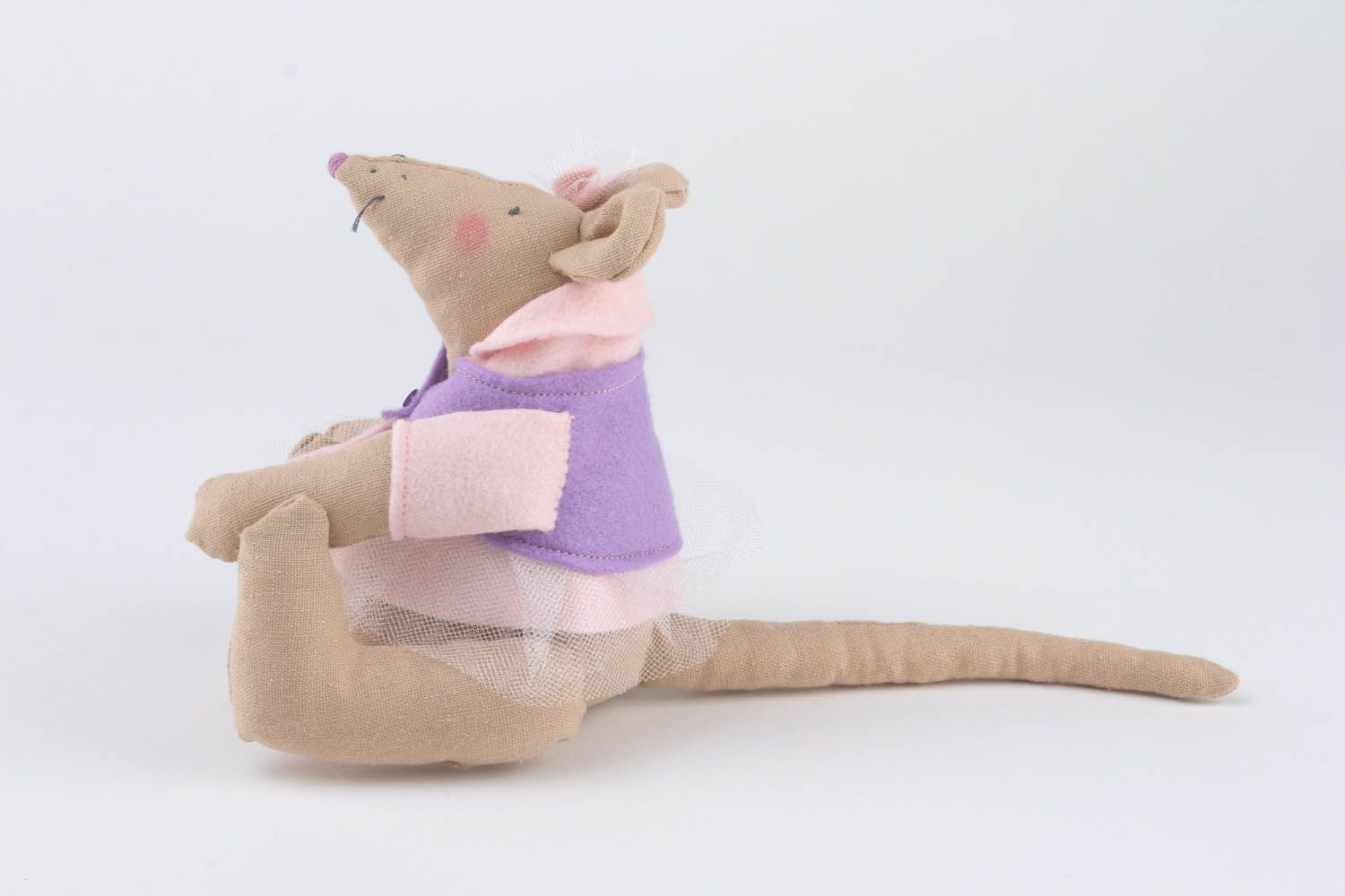 Brinquedo macio artesanal feito de tecido ratinho foto 3