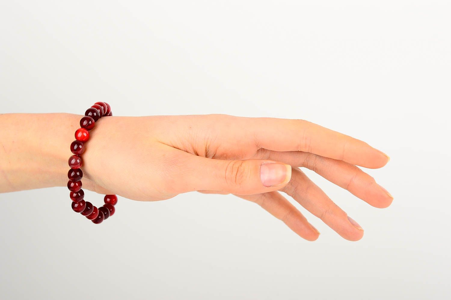 Bracelet design Bijou fait main rouge foncé tendance Accessoire femme cadeau photo 2