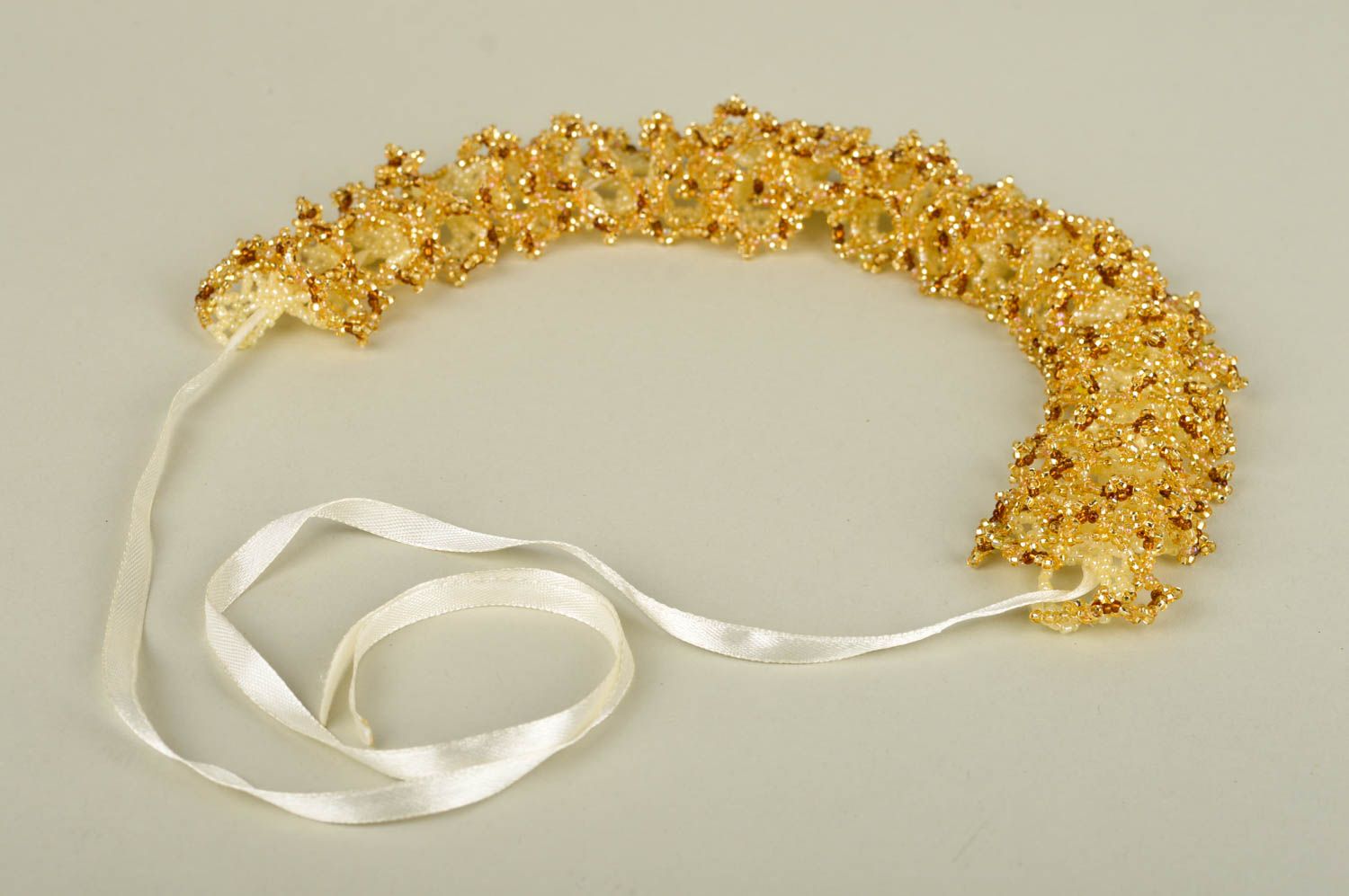 Колье из бисера украшение ручной работы ожерелье из бисера цвета золота фото 5