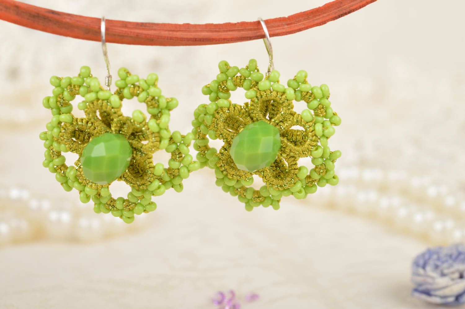 Occhi Ohrringe in Grün aus Glasperlen und Atlas in Form von Blumen handgemacht foto 1