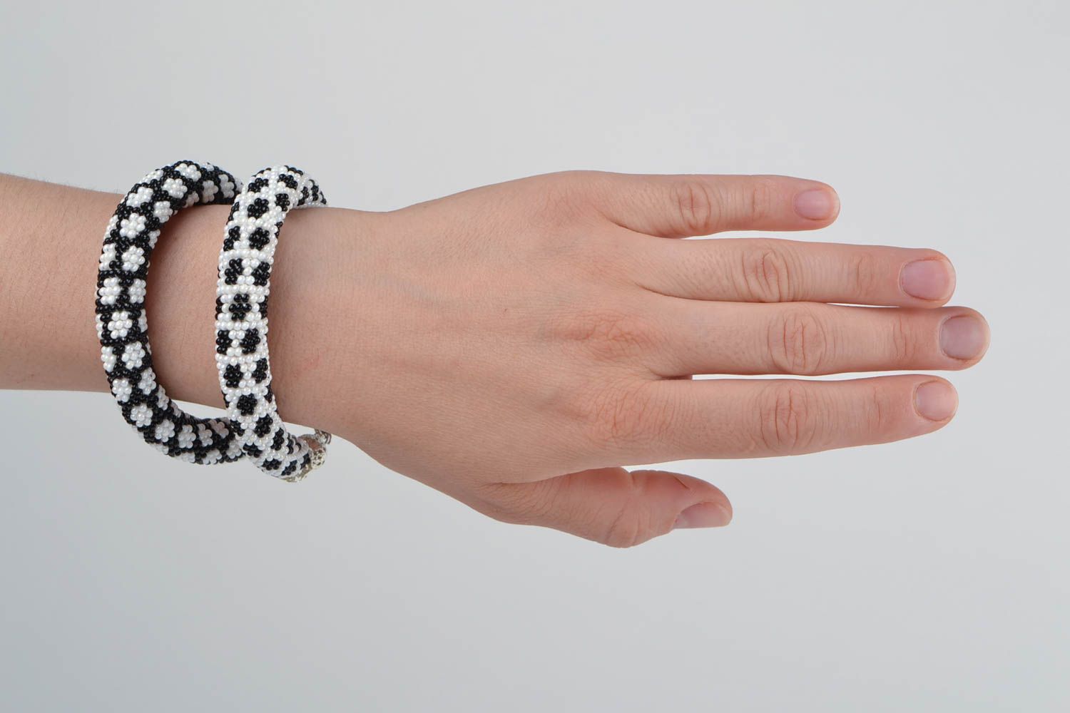 Bracelets faits main spirales au crochet 2 pièces blanc noir ensemble de bijoux photo 2
