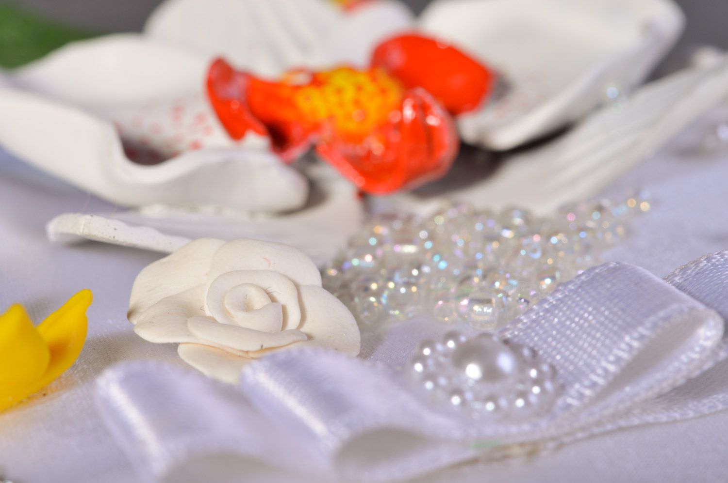 Weißes Ringkissen handmade aus Atlas für Hochzeit mit Blumen aus Polymerton  foto 4