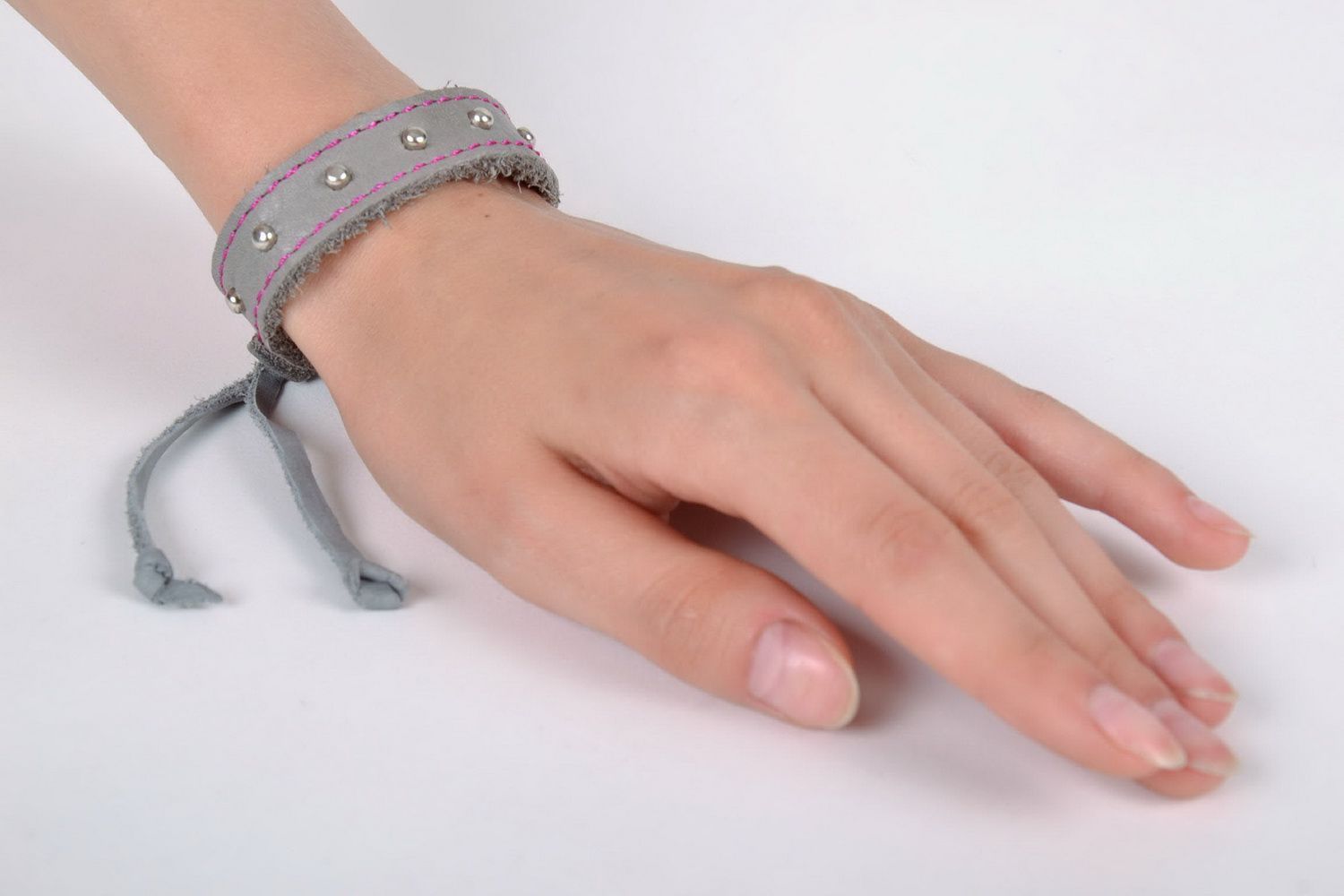 Graues handmade Armband mit himbeerfarbener Naht foto 5