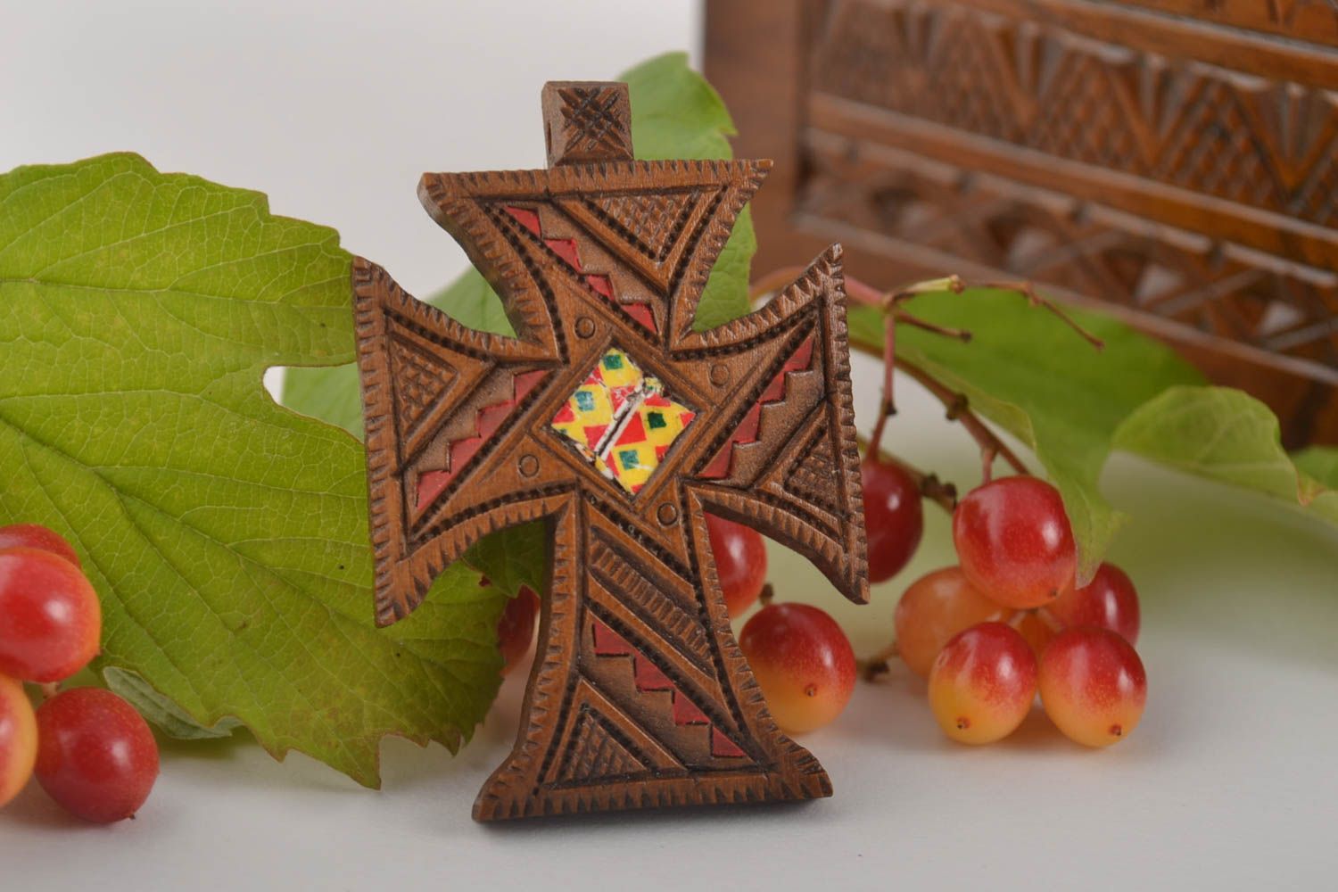 Pendentif croix Bijou ethnique fait main en bois de poirier Accessoire femme photo 1