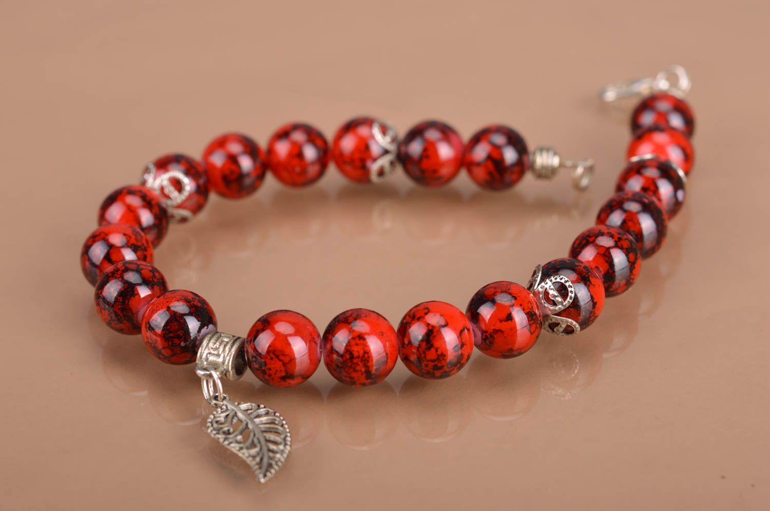 Bracelet en perles de verre avec breloque feuille fait main rouge élégant photo 5