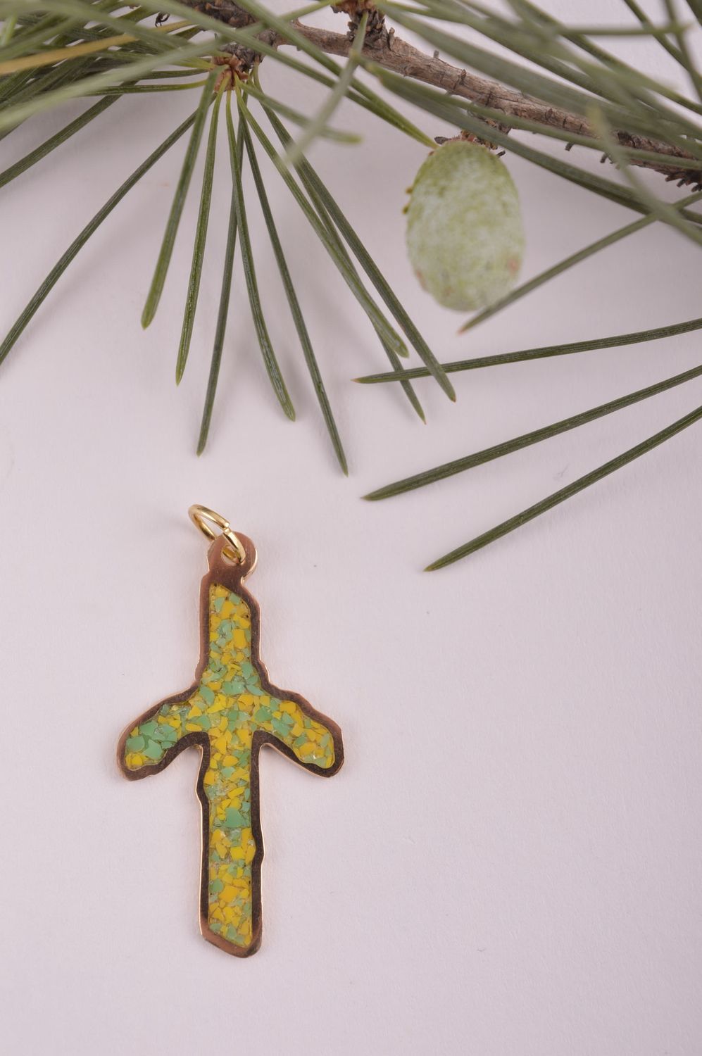 Крестик с камнями handmade подвеска на шею украшение из латуни салатовое фото 1
