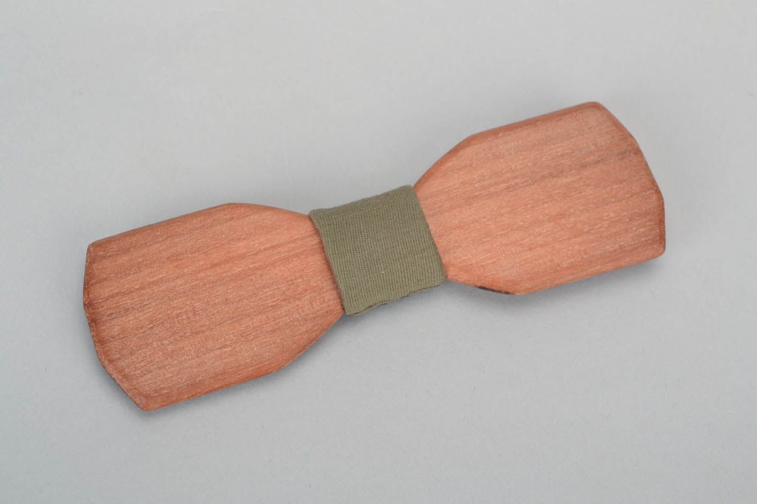 Wooden bow tie with metal fastener photo 2