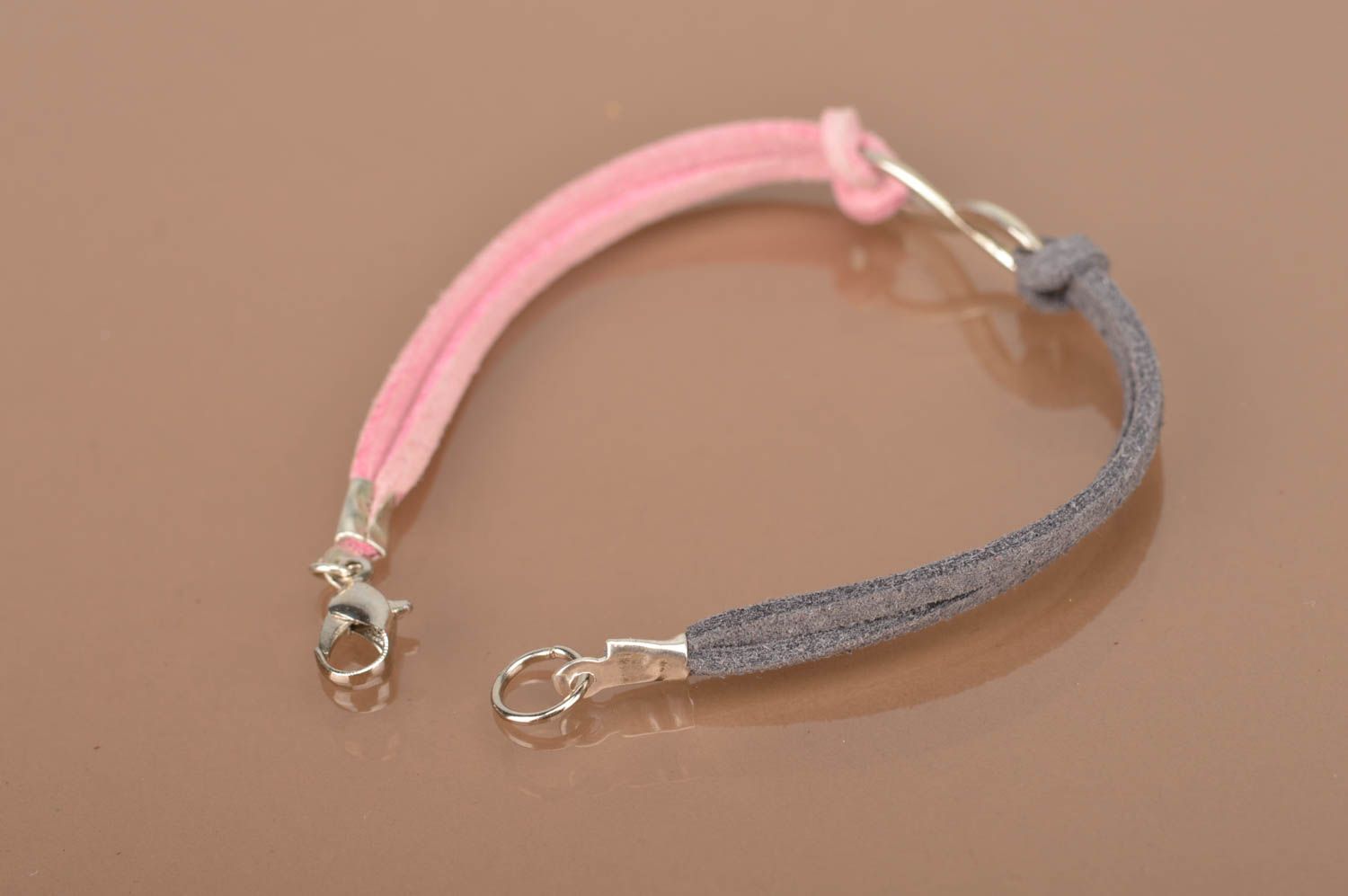 Розово серый браслет из замшевых шнурков с вставкой ручной работы женский фото 5