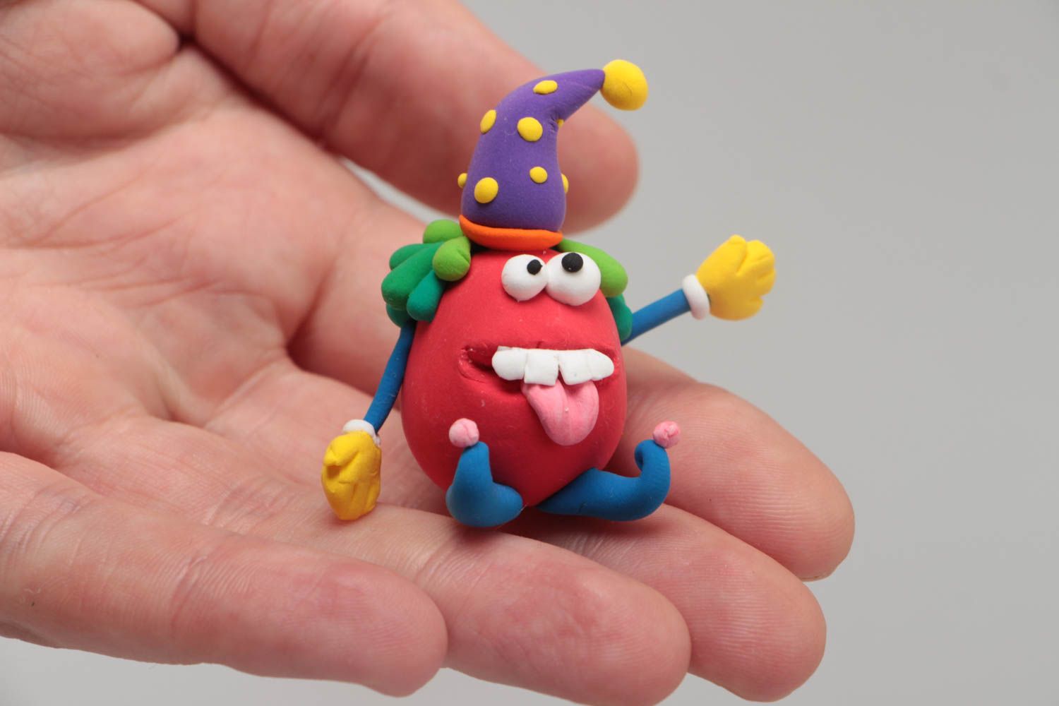 Figurine en pâte polymère en forme de clown drôle faite main multicolore photo 5