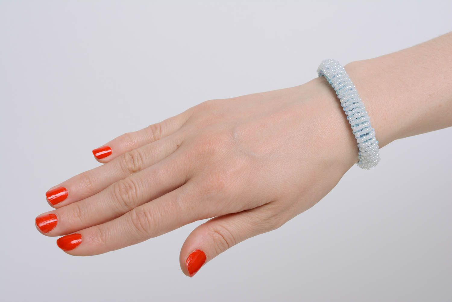 Bracelet fait main tressé en perles de rocaille bleu blanc accessoire clair photo 4