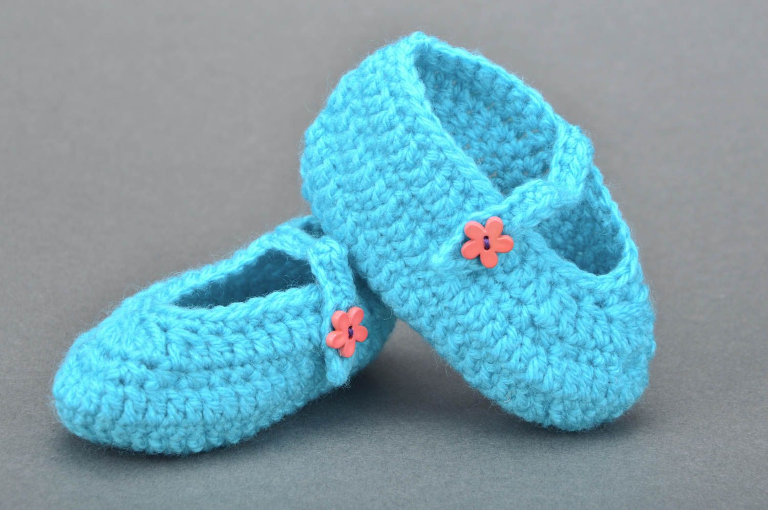 Patucos para niñas artesanales tejidos de hilos acrílicos de color azul con botón foto 4