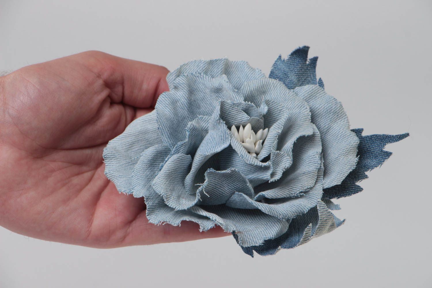 Джинсовая брошь заколка в виде цветка розы голубая стильная модная хэнд мейд фото 5