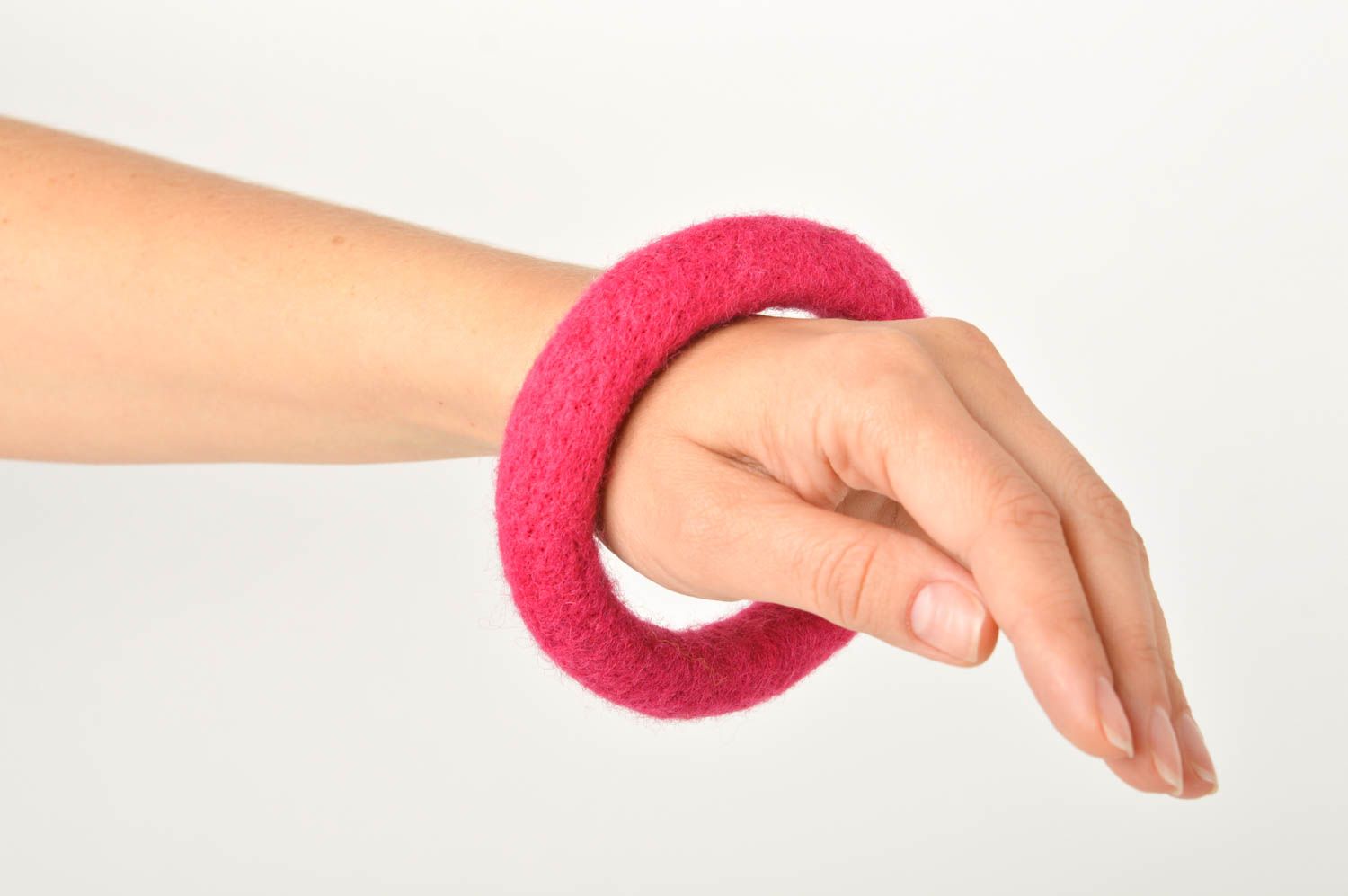 Bracelet fantaisie Bijou fait main rose en laine feutrée Accessoire femme photo 5