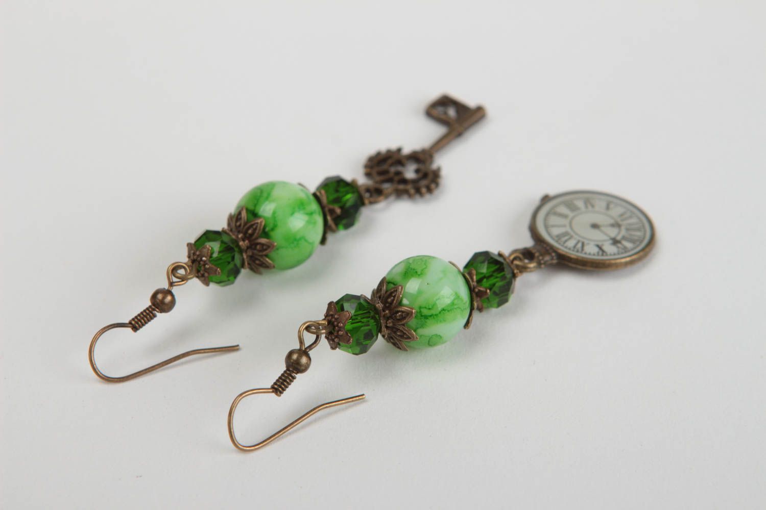 Boucles d'oreilles pendantes faites main perles cristal et métal Horloge et clé photo 4