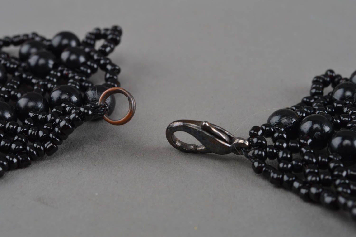 Ожерелье из бисера и бусин ручной работы черного цвета красивое ажурное  фото 4