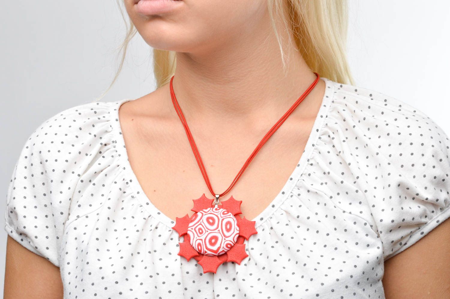 Round handmade plastic pendant neck accessories for girls artisan jewelry photo 3