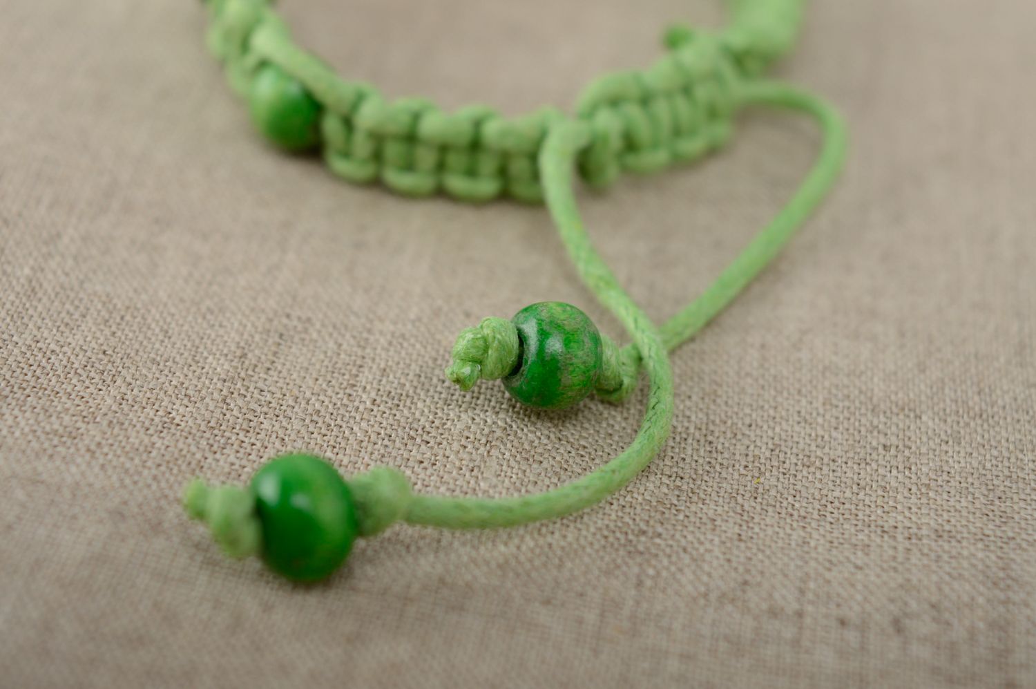 Bracelet en macramé original lacet vert ciré et perles en bois fait main photo 4