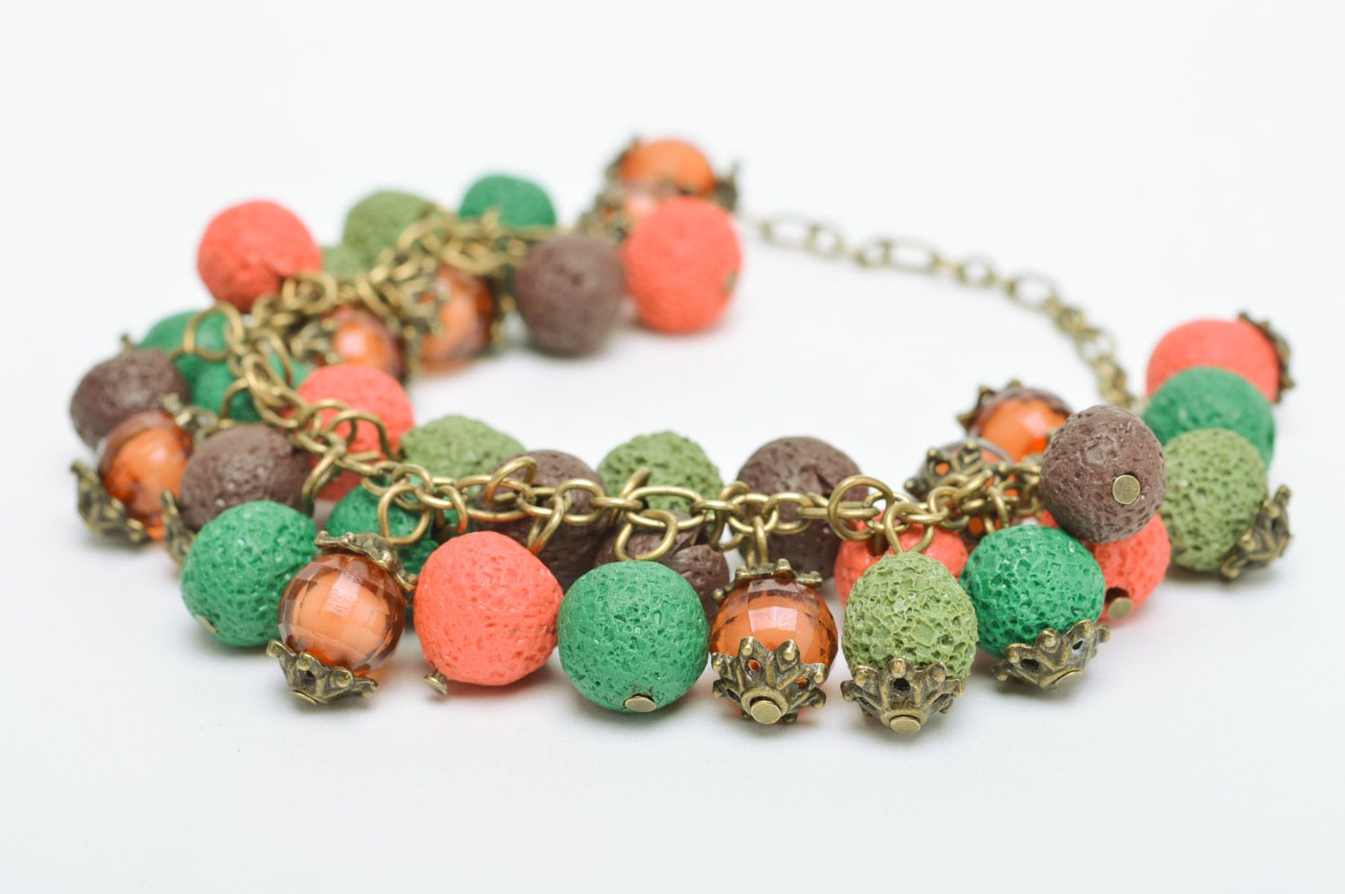 Originelles buntes Armband aus Polymerton mit Anhängern handmade in Grün und Rosa für Damen foto 5