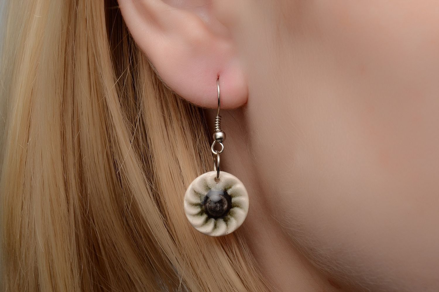 Handgemachte runde kleine schöne Ohrringe aus Ton mit farbiger Bemalung für Damen foto 2
