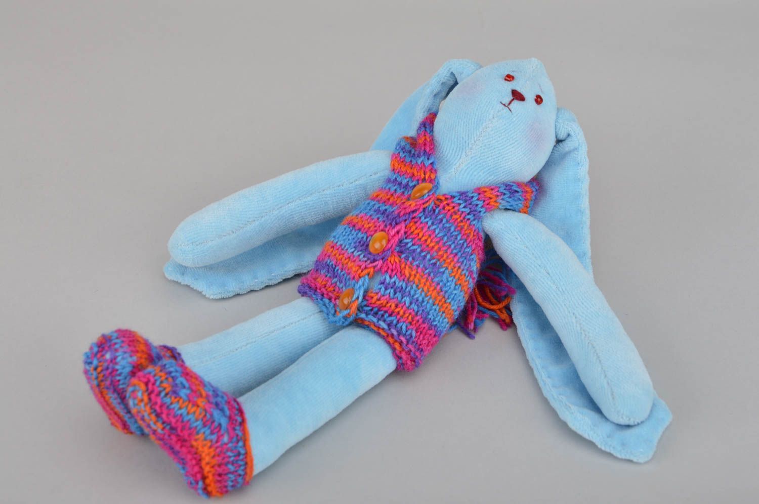 Peluche lièvre bleu en vêtement tricoté originale belle faite main pour enfant photo 5