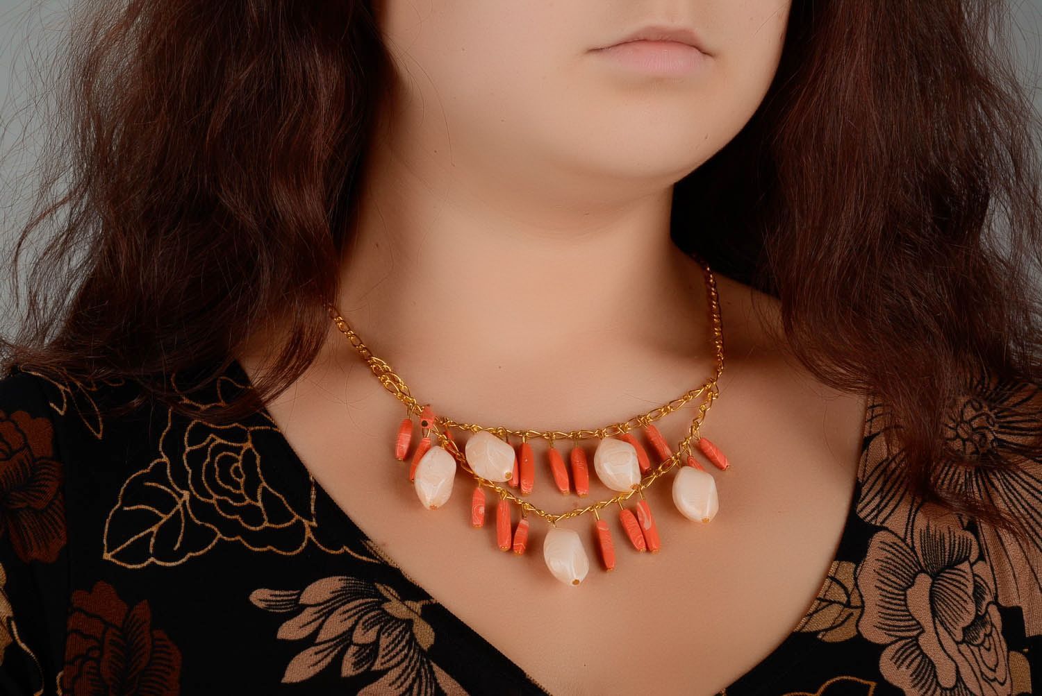 Halskette mit Kunststeinen Beige Koralle foto 4
