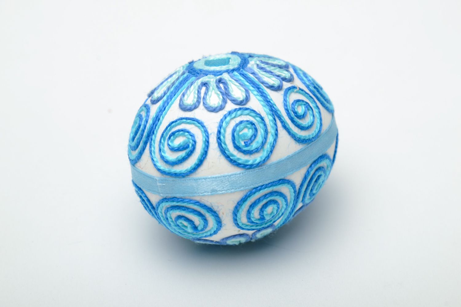 Bel oeuf de Pâques fait main original décoré de fils de soie bleu ajouré photo 4
