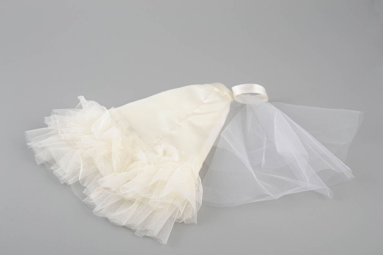 Красивая одежда для невесты на бутылку шампанского белое платье из атласа  фото 3