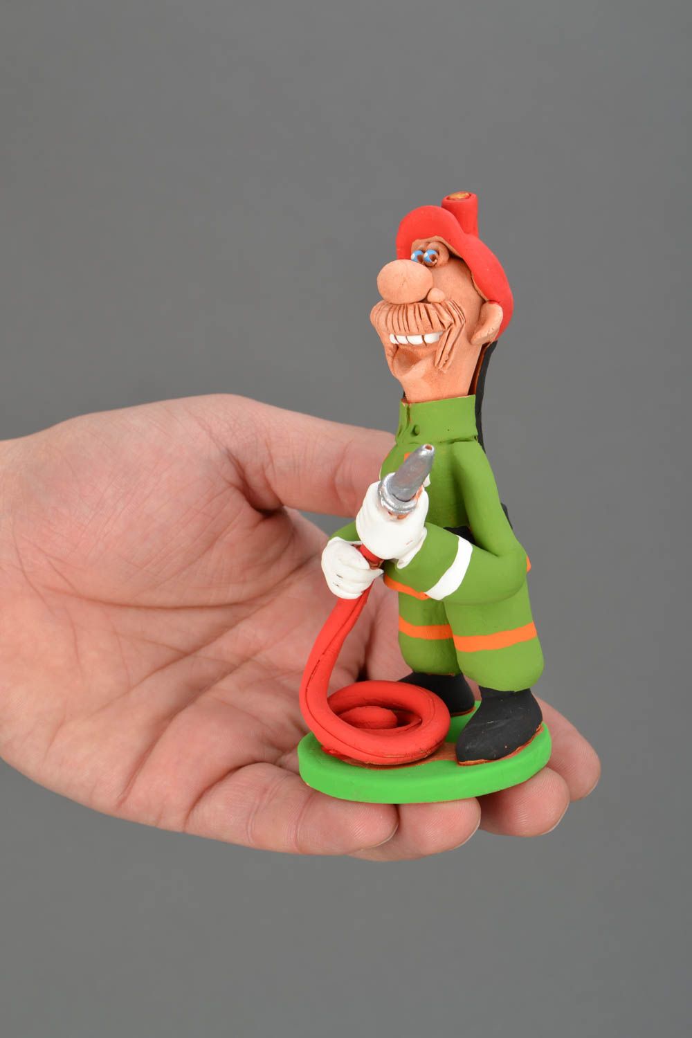 Figurine céramique Pompier avec tuyau faite main photo 2