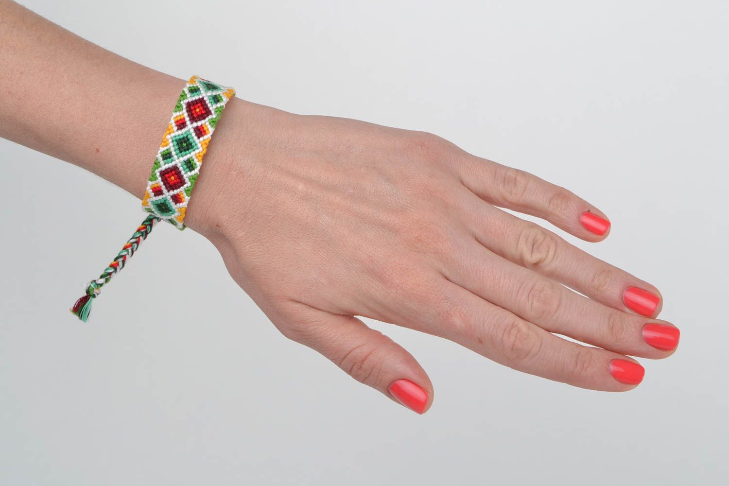 Bracelet en macramé de fils moulinés tressé multicolore motif losange fait main photo 2