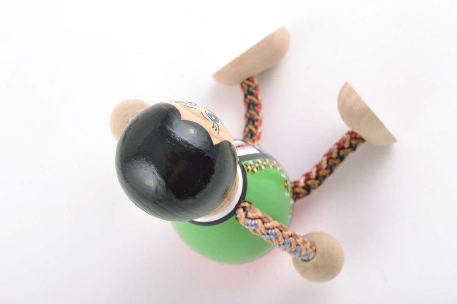 Kleines ökologisches originelles Spielzeug aus Holz Mädchen handmade foto 5