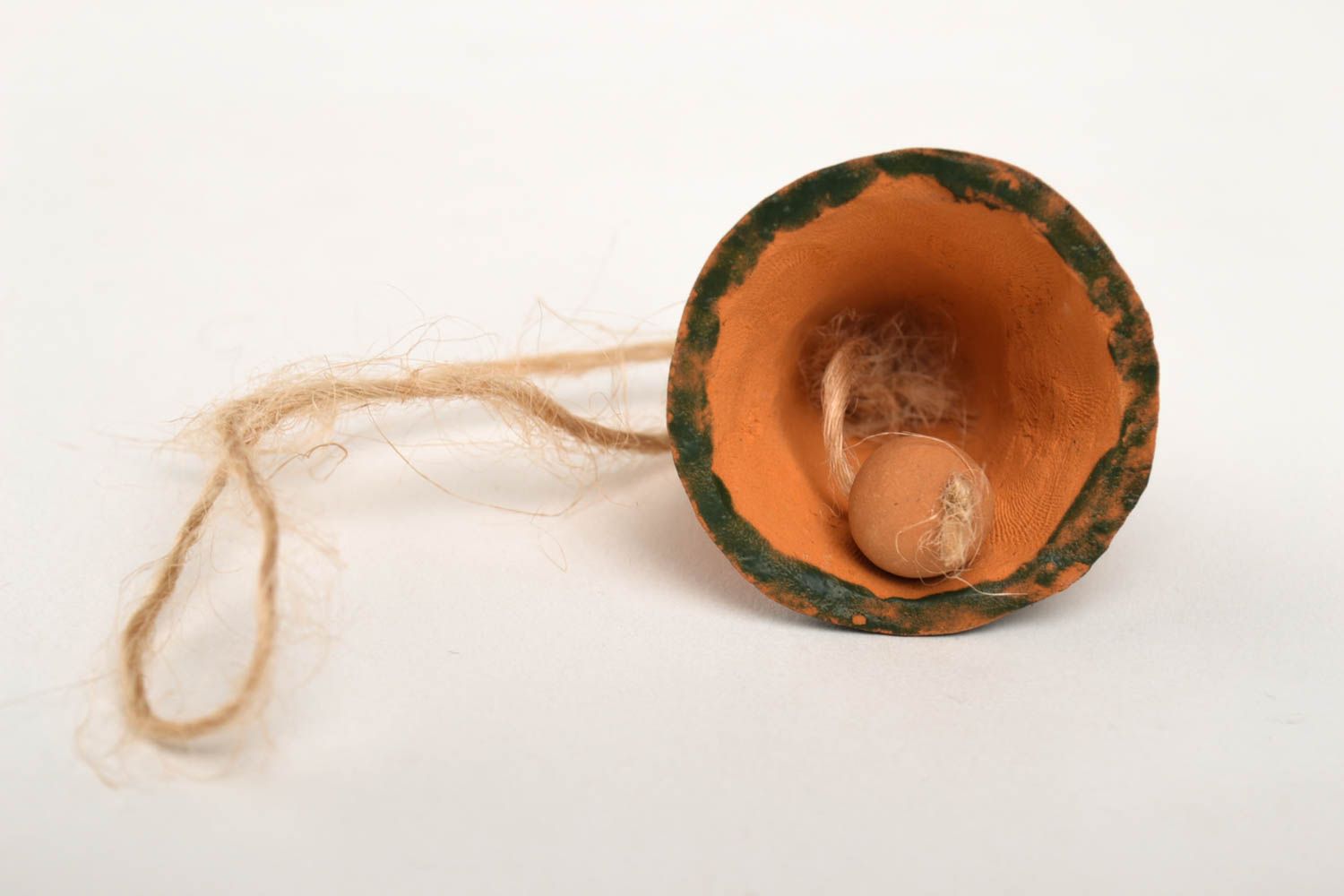 Керамический колокольчик фигурка ручной работы колокольчик из глины с шнурочком фото 2