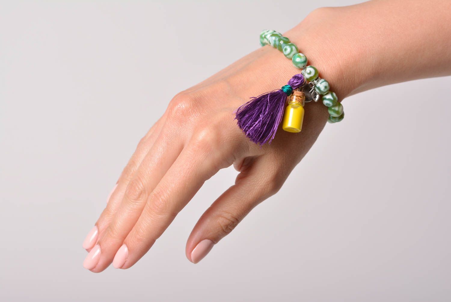 Bracelet en agate fait main vert avec gland mauve élégant original pour femme photo 1