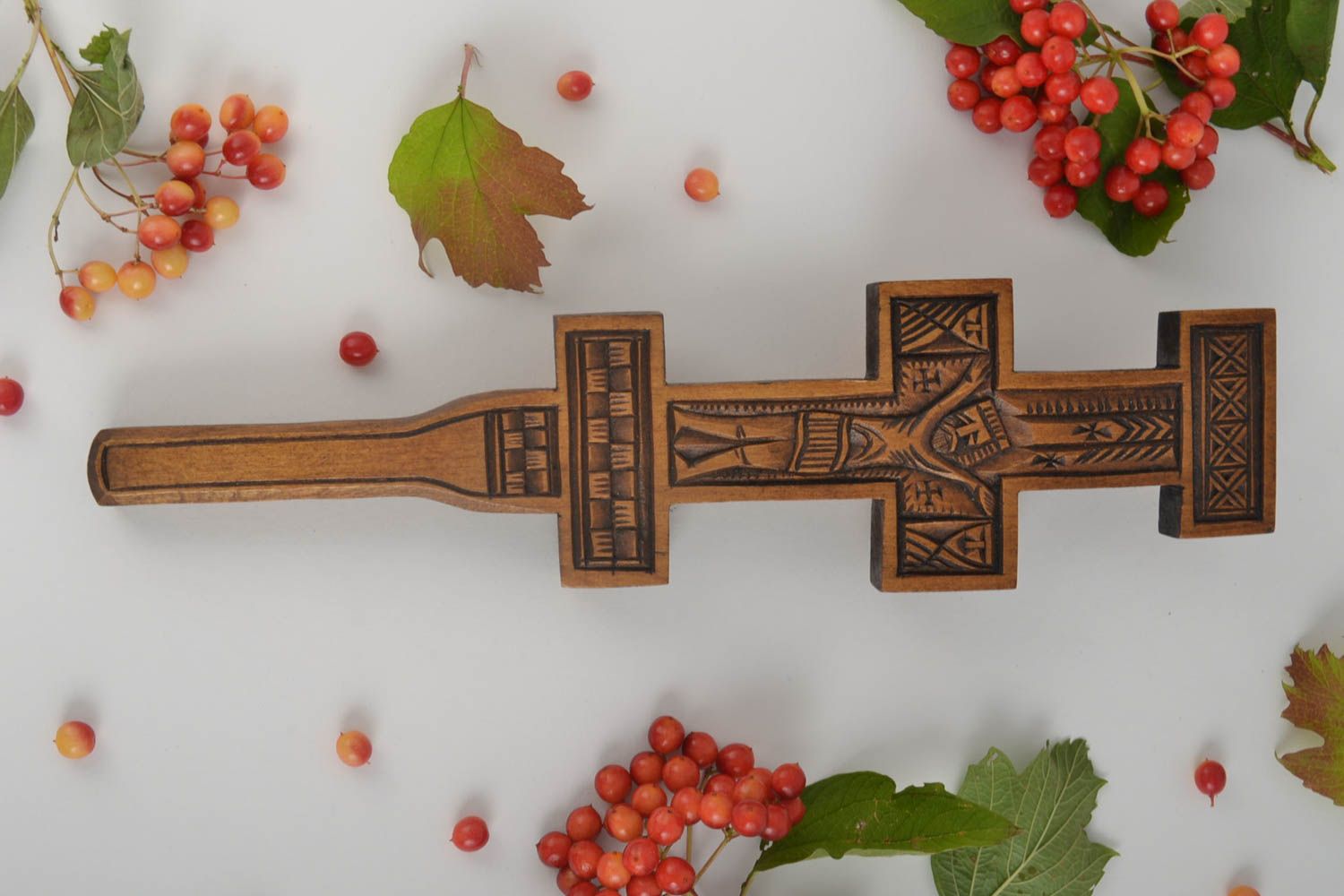 Croix bois Objet religieux fait main sculptée vernie Déco murale ornementée photo 1