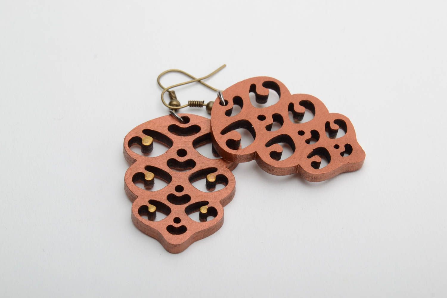 Boucles d'oreilles en bois de contreplaqué faites main avec perles de rocaille photo 5