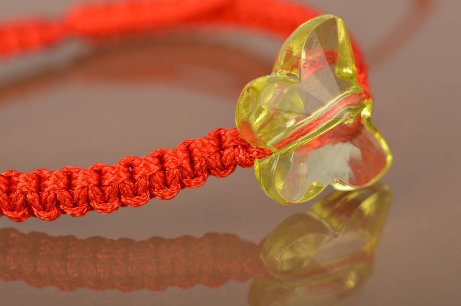 Bracelet tressé en lacet ciré rouge avec papillon jaune fait main fin original photo 3