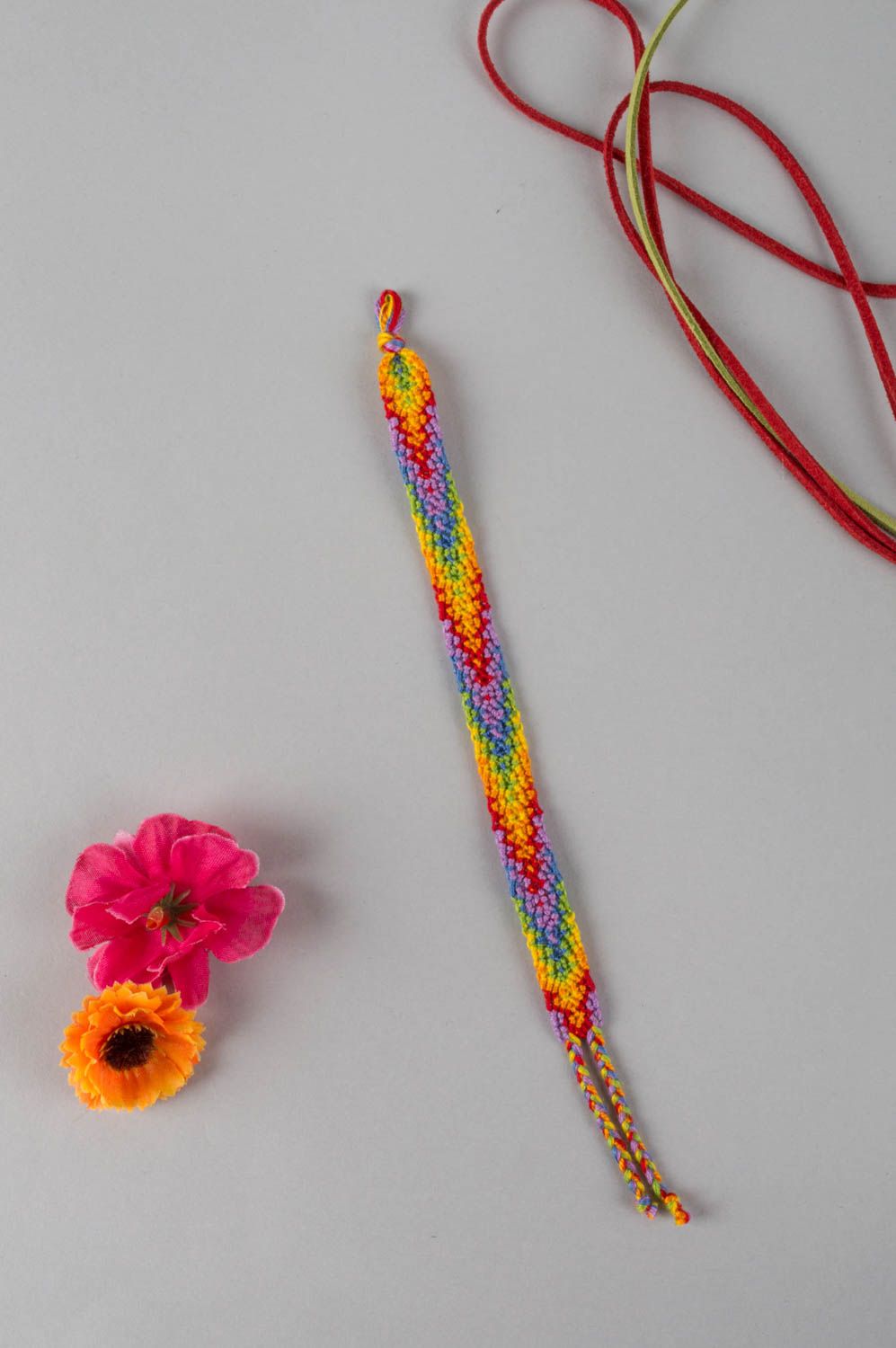 Плетеный нитяной браслет радужной расцветки ручной работы красочный красивый фото 1