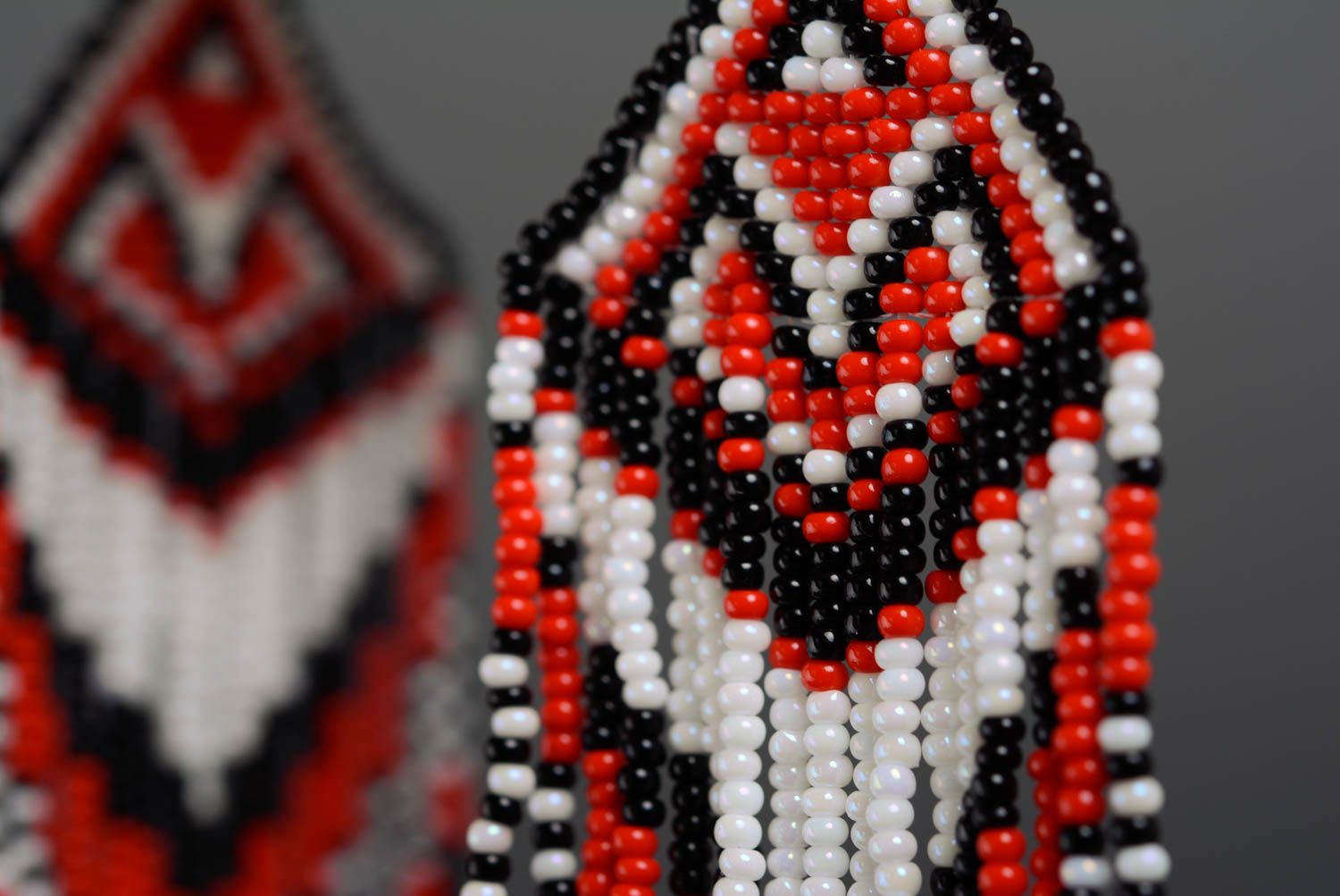 Boucles d'oreilles en perles de rocaille ethniques rouge blanc noir faites main photo 2