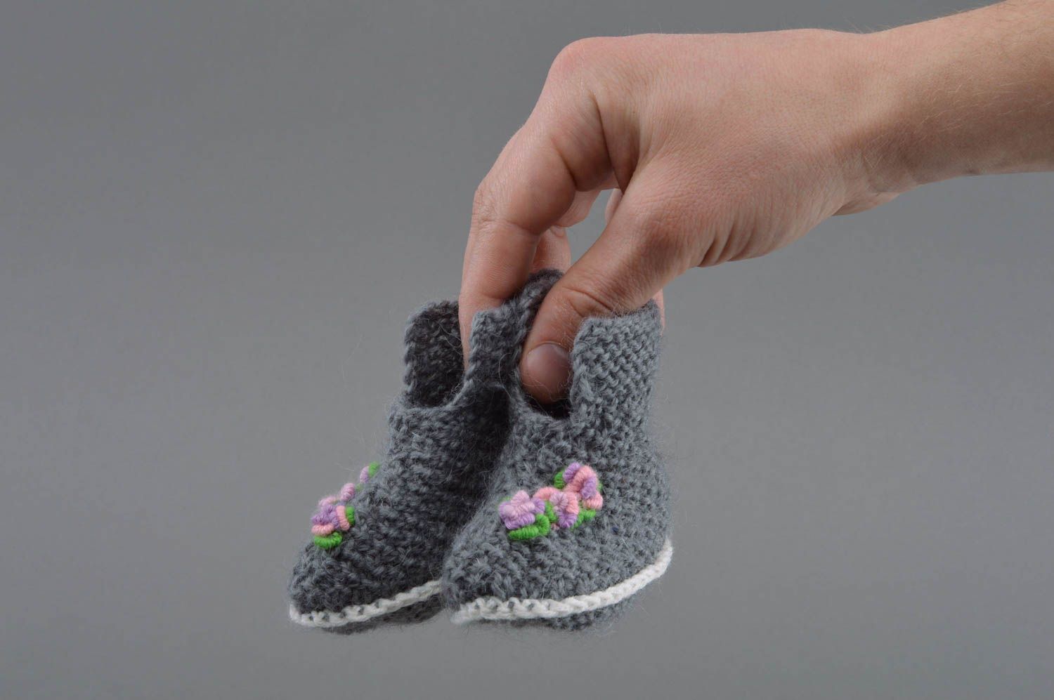 Chaussons de bébé tricotés en laine faits main originaux gris pour fille photo 4