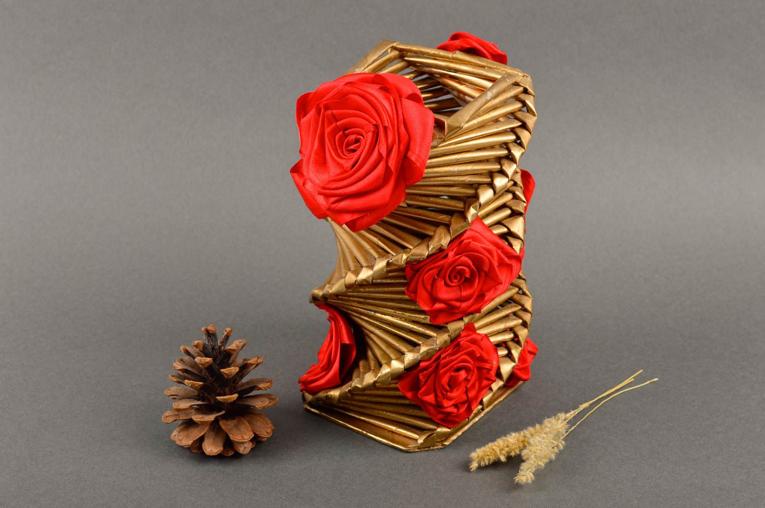 Handmade runde Vase Haus Deko Geschenk für Frauen mit Blumen aus Papierröhrchen foto 1