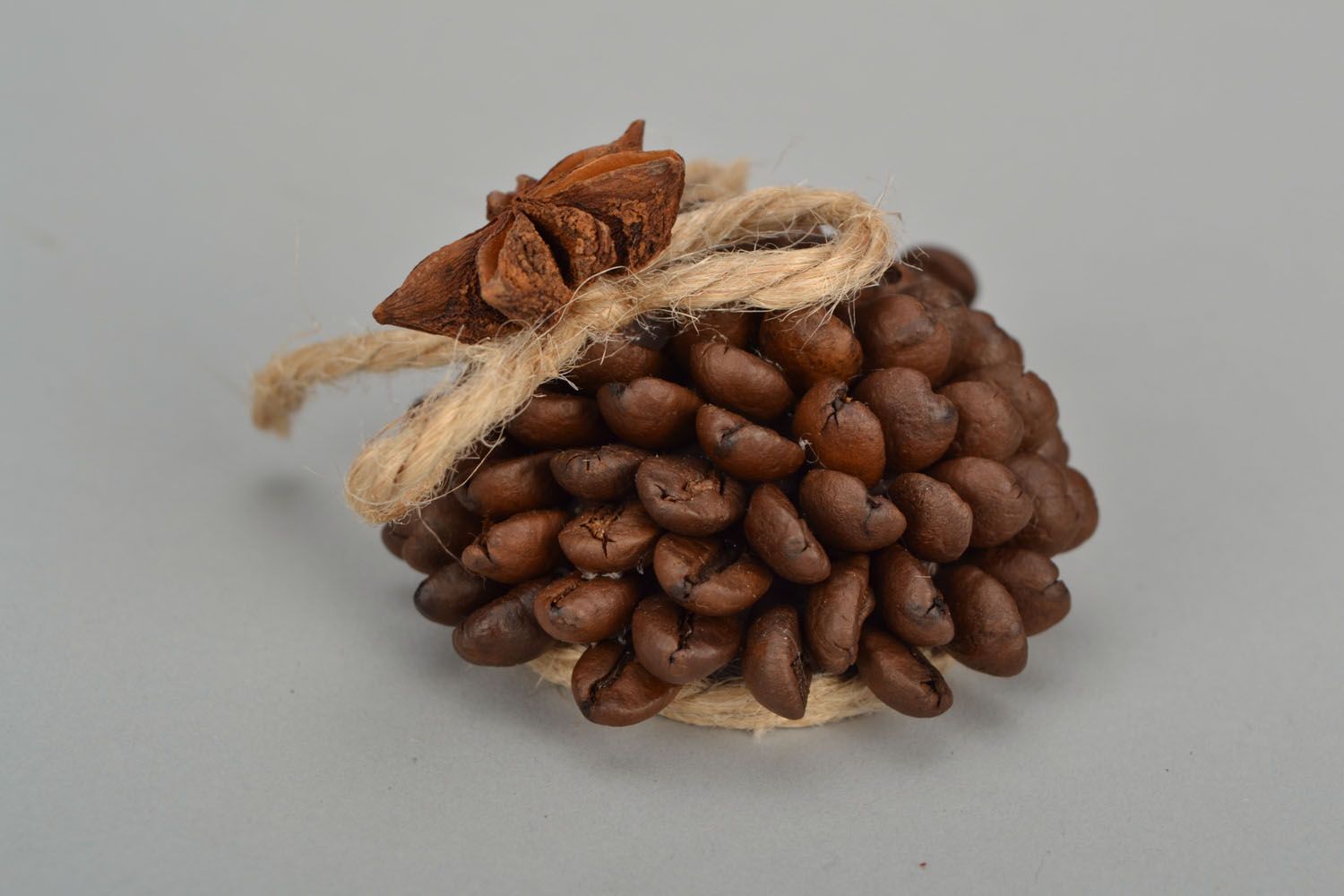 Figura artesanal de erizo de granos de café foto 5