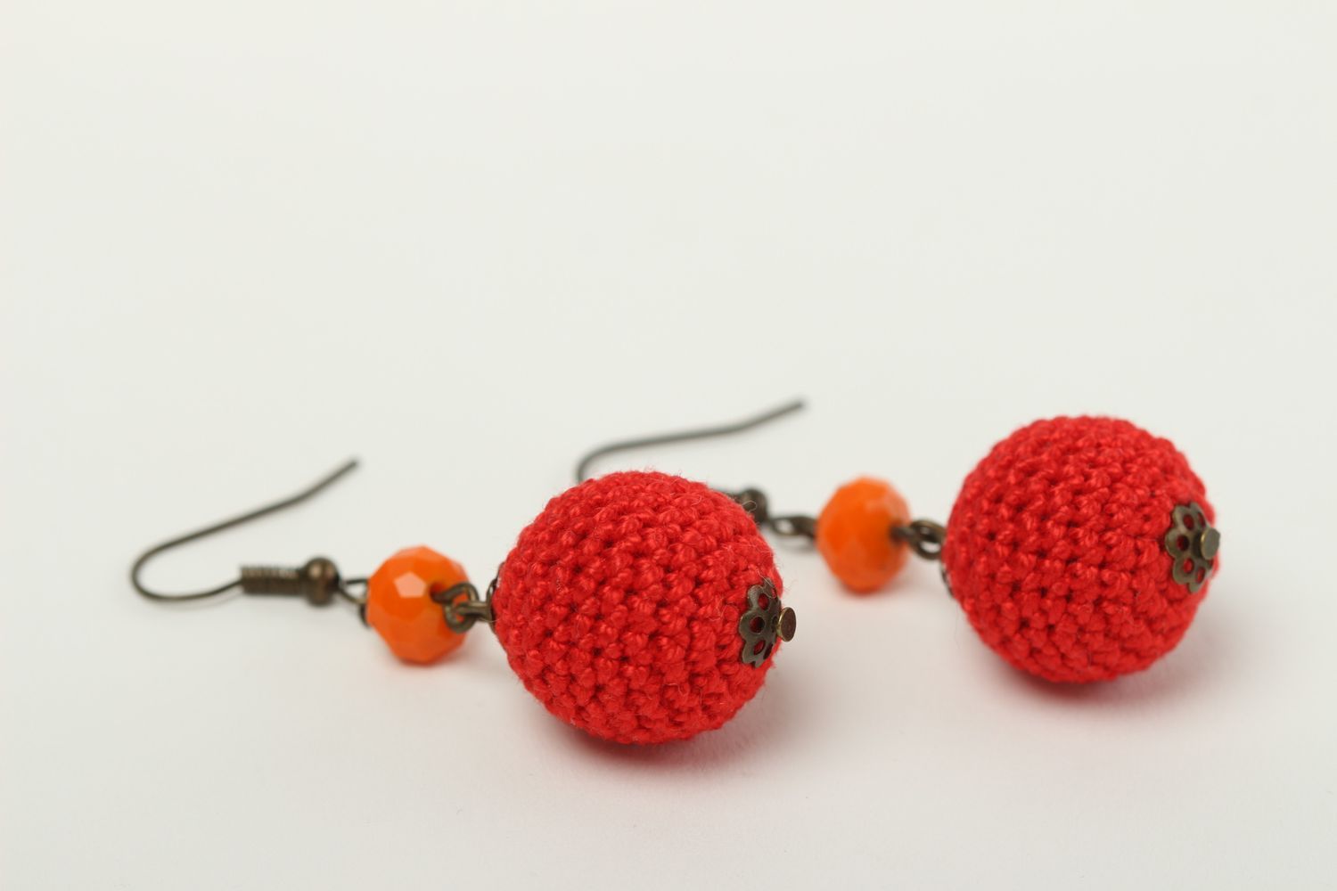 Boucles d'oreilles boules rouges Bijou fait main en coton design Cadeau femme photo 3