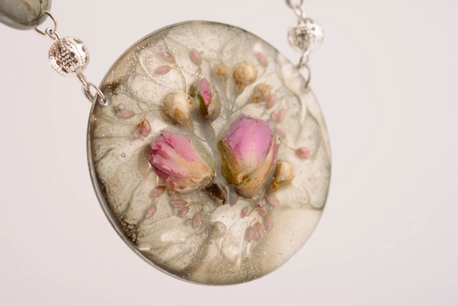 Collier artisanal décoré de fleurs séchées de rose photo 4