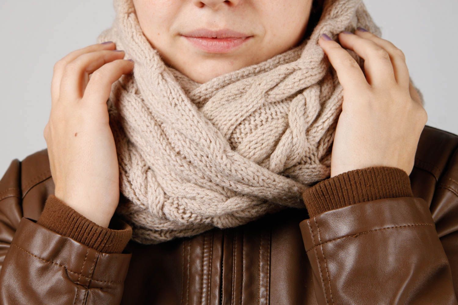 Weicher beige Damen Schlauchschal handmade Winter Accessoires Schal aus Wolle foto 7