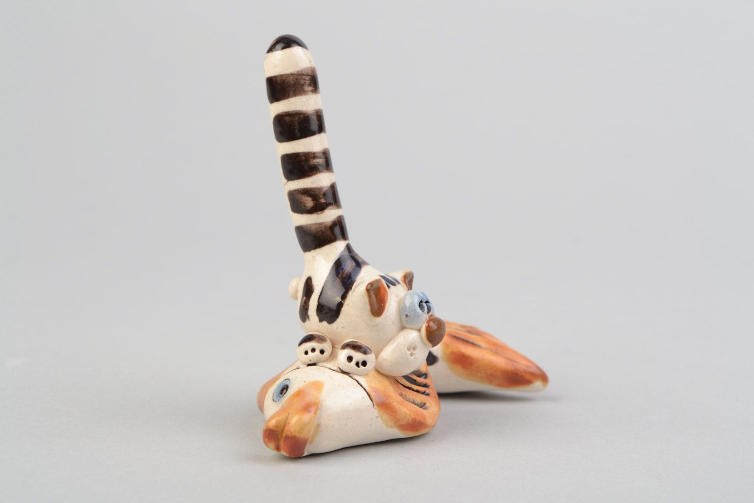 Figura cerámica artesanal pintada gato con pez soporte para anillos foto 4