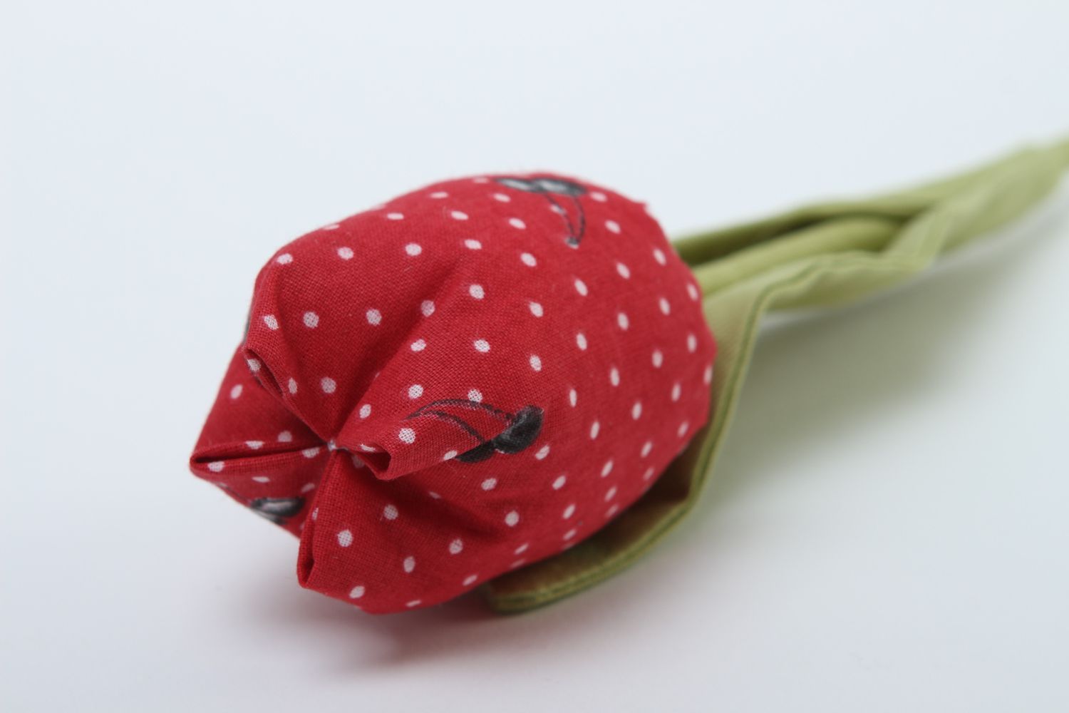 Flor de tela roja a puntos hecha a mano tulipán artificial elemento decorativo foto 3