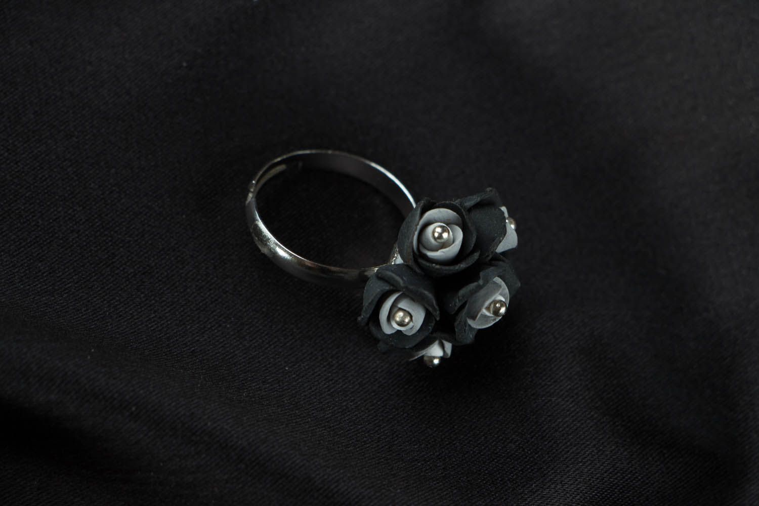 Кольцо ручной работы Черно-серые розы фото 1